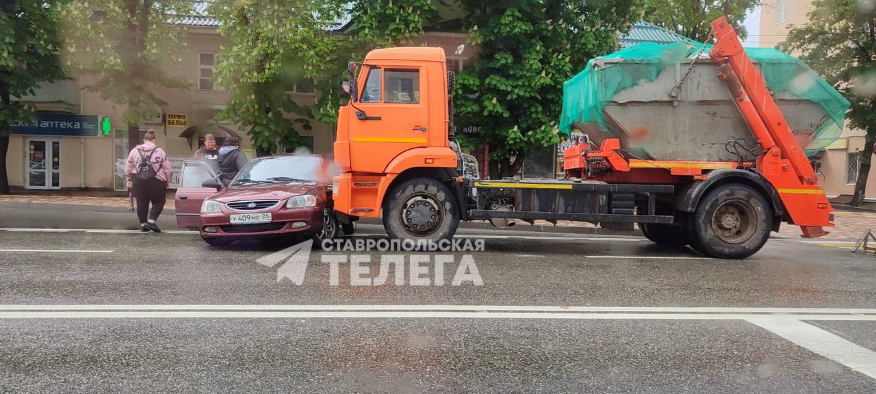 Авария произошла на улице Семашко в Ставрополе. Информация о причинах ДТП и пострадавших уточняется.