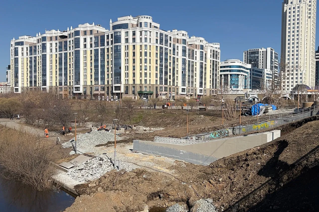 В Екатеринбурге начнется строительство пешеходного тоннеля под улицей Куйбышева который свяжет участки набережной реки Исеть Работы стартуют 15 мая Завершить основные строительные работы планируется к августу к этому времени движение транспорта по улице Куйбышева должны восстановить Полностью проект рассчитывают закончить к ноябрю На время строительства с 15 мая по 15 августа участок улицы Куйбышева от 8 Марта до Горького будет закрыт для автомобилей Объезд организуют по соседним улицам включая 8 Марта Декабристов Белинского Малышева и другие Из за ограничений изменится и схема движения автобуса 74 Трактовая Громова маршрут временно пройдет по ряду альтернативных улиц Кроме того на этот период отменят остановку Цирк а остановку Большакова перенесут на улицу 8 Марта также автобусы будут делать остановки у Музея Бажова и Декабристов Пешеходное движение на закрытом участке также ограничат из соображений безопасности обход будет организован по соседним улицам Трамваи продолжат ходить по Куйбышева до конца учебного года после чего с 1 июня по 15 августа движение на этом участке будет полностью приостановлено