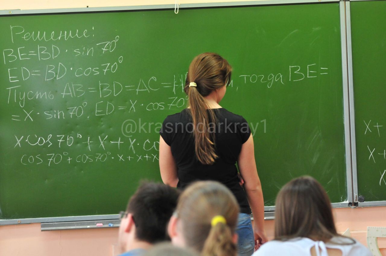 Около 220 кубанских преподавателей получат 100 тыс. руб. за учеников, которые получили максимальное количество баллов на ЕГЭ. Мера поддержки доступна на Кубани с 2022 года. В 2025 году власти поощрят около 220 педагогов, воспитанники которых получили максимальный балл по итогам ЕГЭ. Среди лауреатов премии большинство преподавателей по литературе и русскому языку, химии, физике и информатике из школ Краснодара, Сочи, Новороссийска и Анапы. В 2025 году кубанские педагоги подготовили 256 стобалльников, из них шестеро получили максимальный результат сразу по двум сдаваемым предметам. Ваши видео высылайте нам в бот Подпишись поделись Прислать видео новость