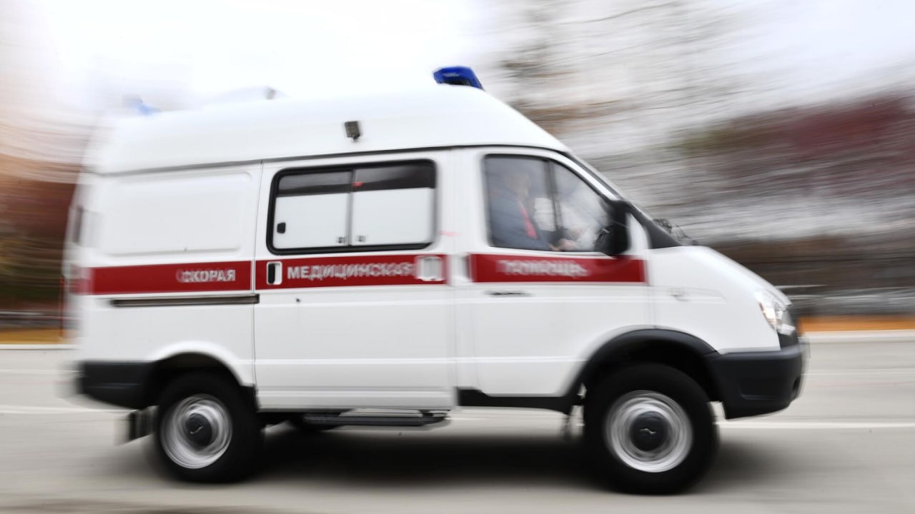 Подростки в Новосибирске пытались убить мужчину ядом, доложили в пресс-службе судов общей юрисдикции региона.   Два 16-летних молодых человека нанесли ядовитое вещество на ручку и боковое зеркало автомобиля, понимая, что потерпевший будет прикасаться к ней, а при попадании субстанции на тело наступит смерть.   Юным злоумышленникам не удалось довести умысел до конца.