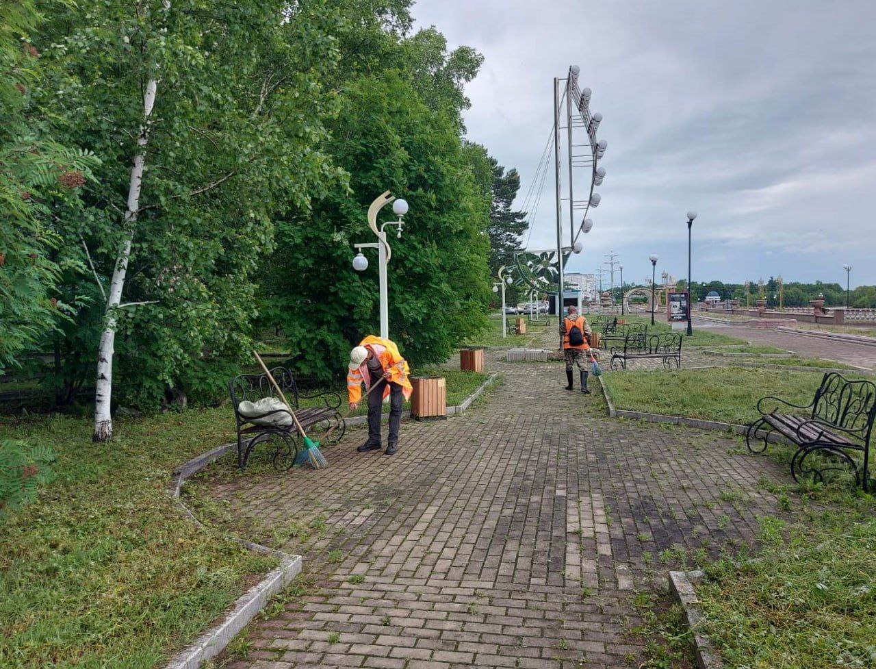 Активно ведутся работы по благоустройству в Биробиджане Ежедневно коммунальные службы приводят в порядок тротуары, остановки и другие общественные объекты. Кроме того, специалисты приступили к покосу травы на городской набережной, ул. Пионерской, Шолом-Алейхема, проспекте 60-летия СССР и Ленинградской. — наконец-то станет чисто — а мусорки, когда уберут? livebir VK livebir OK