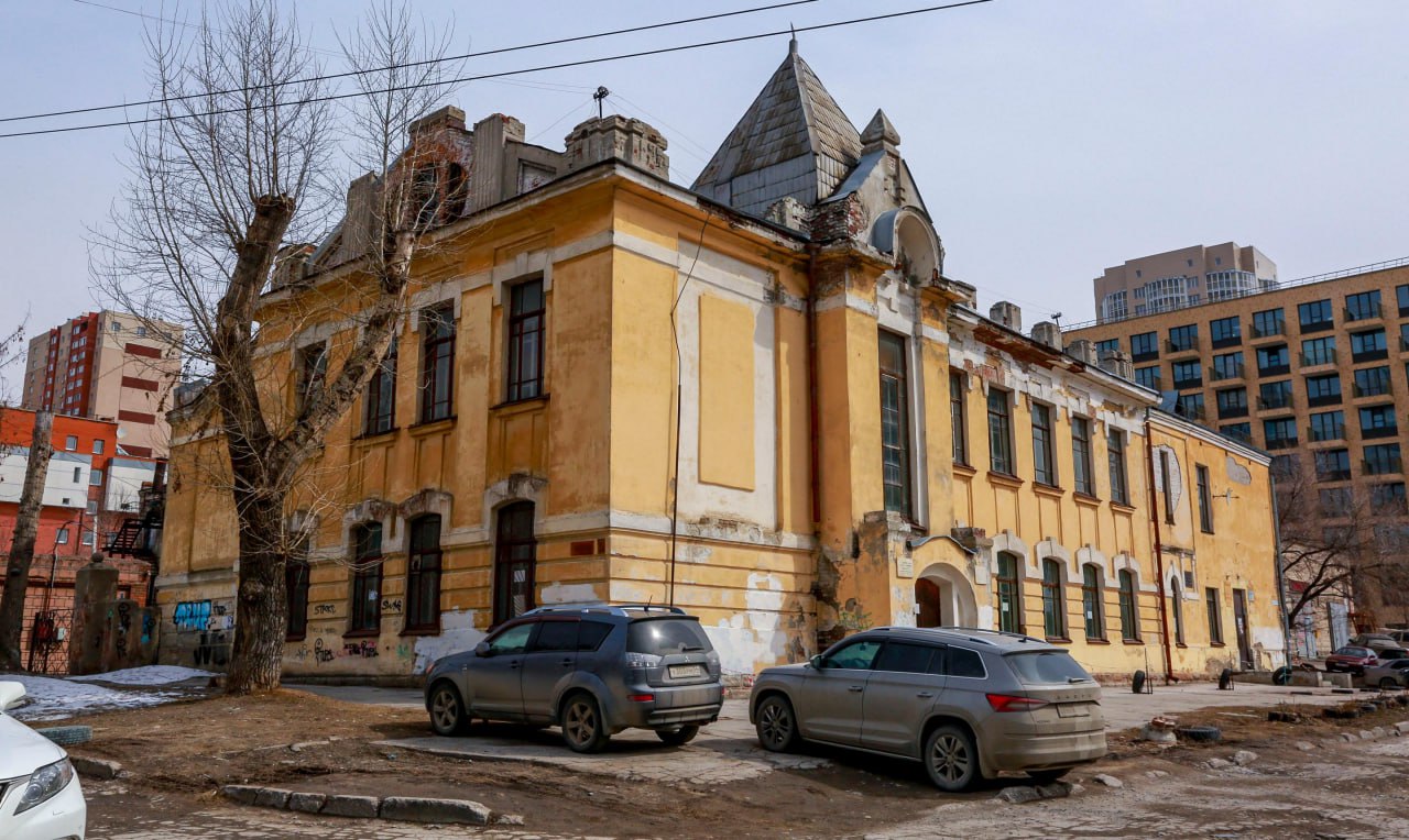 Исторические здания Новосибирска будут сдавать за рубль для их сохранения В Новосибирске муниципальные объекты культурного наследия будут сдавать в аренду по льготной цене Начальная ставка один рубль за квадратный метр конечную определят после торгов Победителем аукциона признаётся лицо предложившее наиболее высокую цену договора Арендатор обязан в течение двух лет согласовать документацию на проведение ремонта и провести эти работы в срок не превышающий семи лет сообщил начальник департамента земельных и имущественных отношений мэрии Алексей Колович Сейчас в собственности города 110 объектов культурного наследия Из них 26 это отдельные строения остальные расположены в многоквартирных домах Уже в этом году планируют передать арендаторам три таких памятника Практика сдачи зданий в аренду с минимальной стоимостью уже распространена в Томске и Красноярске Подписаться на канал