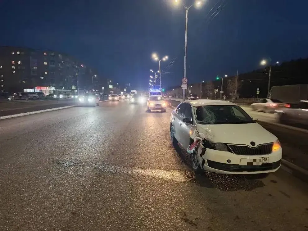 На улице 40 лет Победы в Ижевске насмерть сбили пешехода Авария произошла сегодня вечером сообщили в Госавтоинспекции Удмуртии По предварительным данным 65 летняя женщина стала переходить дорогу на запрещающий сигнал светофора Её сбил 21 летний водитель Шкоды Фото ГАИ УР