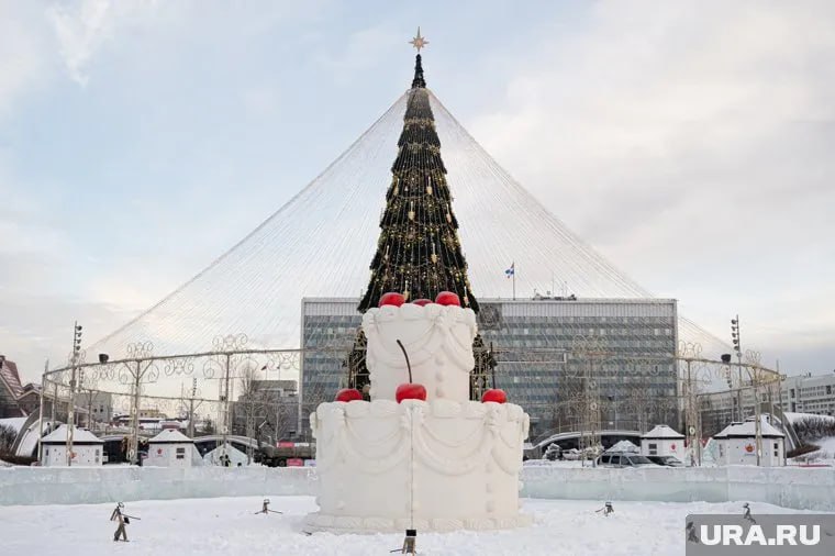 Закрывается главный ледовый городок Перми  Из-за потепления жители и гости города не смогут попасть на «Большое пермское чаепитие» на эспланаде 3 января. Временные ограничения вводятся для безопасности пермяков.   Ожидается, что ледовый городок возобновит свою работу 4 января.