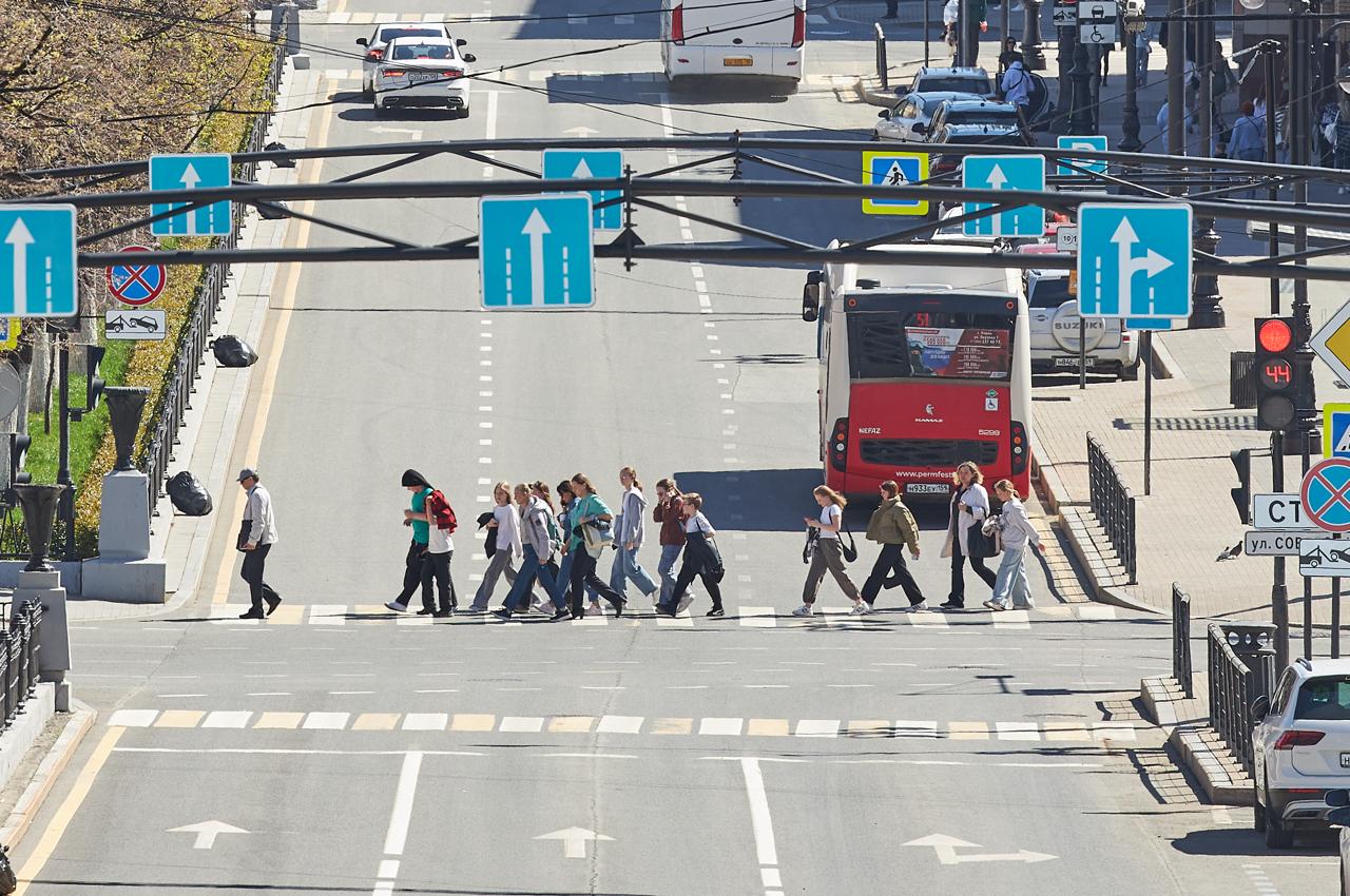 По просьбам жителей в Перми изменят графики движения нескольких автобусов С 25 июня по маршруту № 35 «Ул. Крисанова – Пермский электромеханический завод» добавят дополнительные автобусы; Автобусы № 71 «Ул. Анвара Гатаулина – Пермь I» будут следовать по новому расписанию, согласованному с графиком пригородных электропоездов, отправляющихся со станции Пермь I; Ожидаются также изменения в расписании автобусов № 12 «ДК им. Гагарина – ОАО "ПЗСП"»; С 28 июня на маршрут № 60 «ДДК им. Кирова – Комсомольская площадь» добавят дополнительные рейсы по выходным. Подпишись на «КП-Пермь»