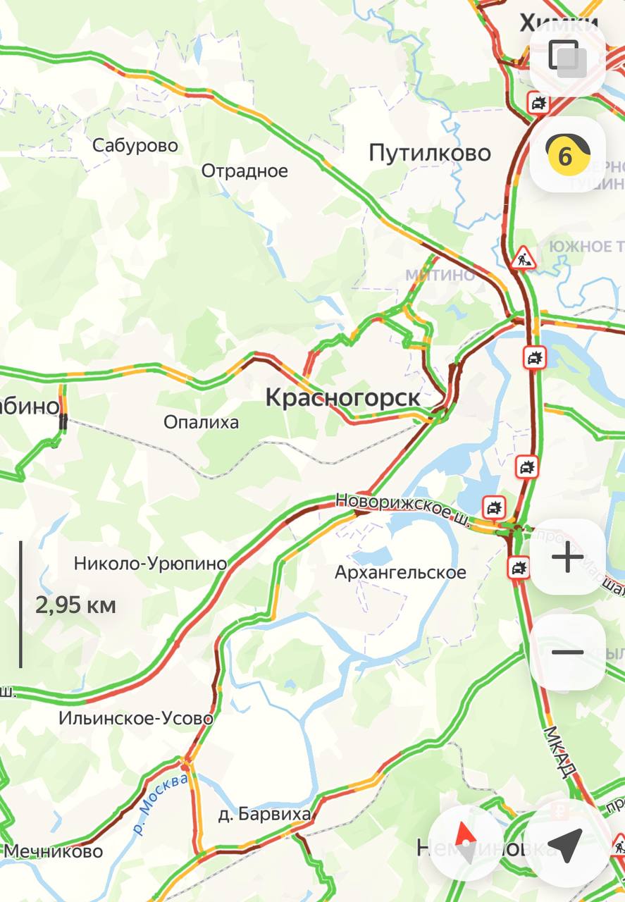 Красный октябрь   Второй месяц осени начался с серьёзных пробок на дорогах. Причиной называют несколько аварий, в том числе с участием такси на 62-м км МКАД, из-за которой кольцевую перекрывали полностью.  Пассажиры общественного транспорта жалуются на битком набитые автобусы и очень долгое время в пути. Пожелаем всем терпения.