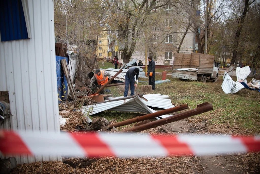 В Самаре планируют расселить дом на улице Санфировой  Двухэтажное дом № 104 А признали аварийным, об этом сообщили в городской администрации.   В доме расположены жилые помещения: три комнаты и квартира. Здание подлежит сносу, земельный участок, площадь которого составляет 850 квадратных метров, планируют изъять. Контроль за выполнением постановления возложили на первого заместителя главы города.