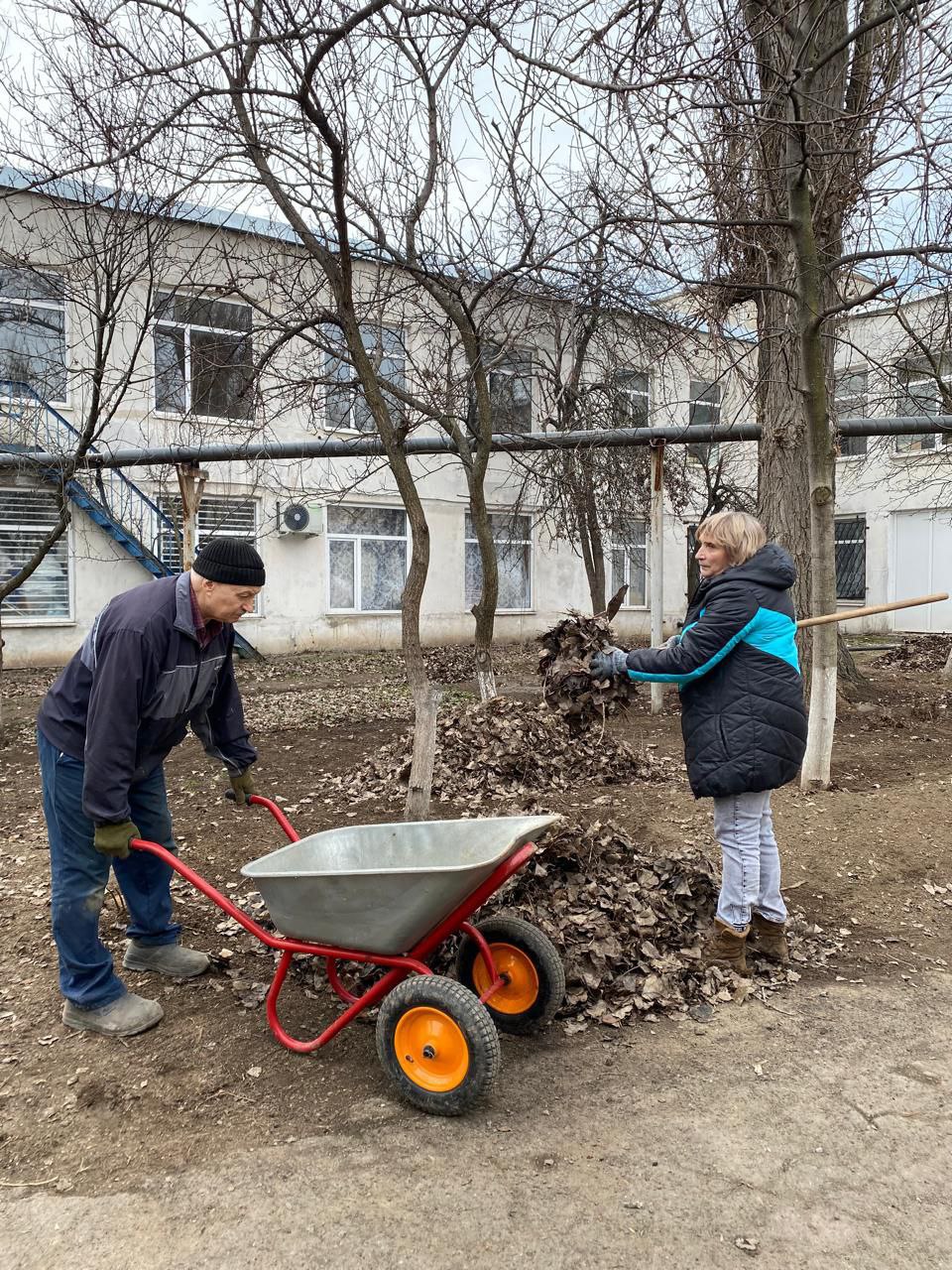 Работы по благоустройству продолжаются.   Сотрудники Администрации продолжили убирать прилегающую территорию, убирать прошлогоднюю листву и траву с зеленой зоны центральной площади, возле старого здания исполкома, центральной почты, подметать тротуары, вывозить собранный мусор.   Активно к наведению чистоты на закрепленной территории включились и сотрудники учреждений культуры. Они убирают прошлогоднюю листву и сухую траву, собирают мусор, подметают дорожки и очищают подбордюрный камень.