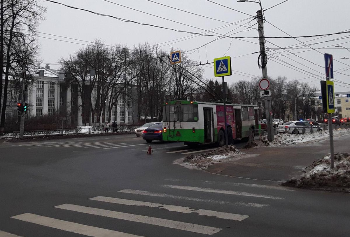 В Иванове перед судом предстанет водитель троллейбуса, по вине которого погибла пешеход Речь идет о предновогоднем ДТП, произошедшем на Шереметевском проспекте в Иванове. Водителя троллейбуса обвиняют в нарушении ПДД, повлекшем гибель 61-летней женщины, переходившей по «зебре» на разрешающий сигнал светофора. ↗ Прислать новость Подписаться