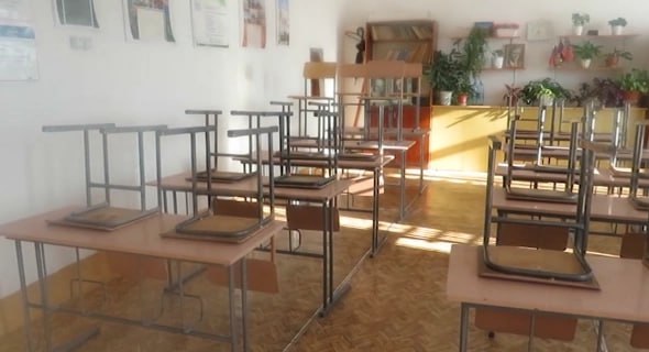 Минобр Пермского края утвердил новые требования к школьной форме  Краевой минобр утвердило новые требования к школьной форме. Мальчики должны будут носить классические брюки, пиджак или жилет, сорочку или водолазку умеренных цветов и аксессуары. Образ девочки — юбка или сарафан, жилет или пиджак, а также брюки классического кроя, однотонные непрозрачные блузки или водолазки длиной ниже талии умеренных цветов. В холодное время года разрешены джемперы или свитера, сообщили «Рифею» в ведомстве.  Парадная одежда должна из себя представлять белые сорочки и праздничный аксессуар. Цветовую палитру для разных возрастных групп каждое учебное заведение устанавливает по своему усмотрению. Изменения требований к школьной форме введены в связи с вступлением в силу обновленного стандарта ГОСТ для школьной формы. Он вступит в силу с 3 сентября.