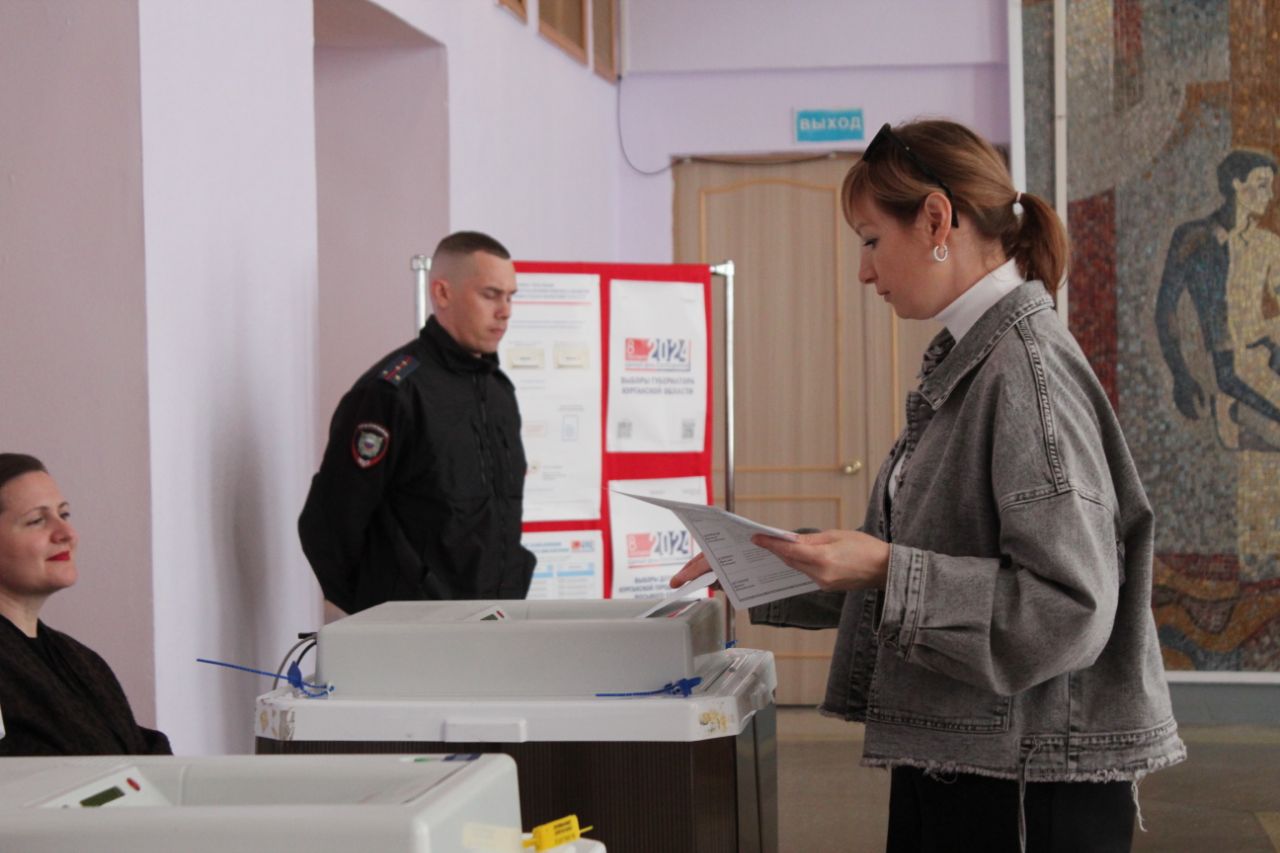 Политолог о том как проходят выборные кампании в СЗФО Интригой является борьба за второе место В пяти регионах северо запада РФ этой осенью будут выбирать губернаторов Голосование пройдет в Ленинградской Архангельской Новгородской областях а также Республике Коми и Ненецком автономном округе До дня Х осталось совсем немного времени предвыборная гонка близка к финишной прямой Своим личным взглядом на положение дел в политической битве на этом этапе с ФедералПресс поделился директор Института современного государственного развития Дмитрий Солонников Подробнее