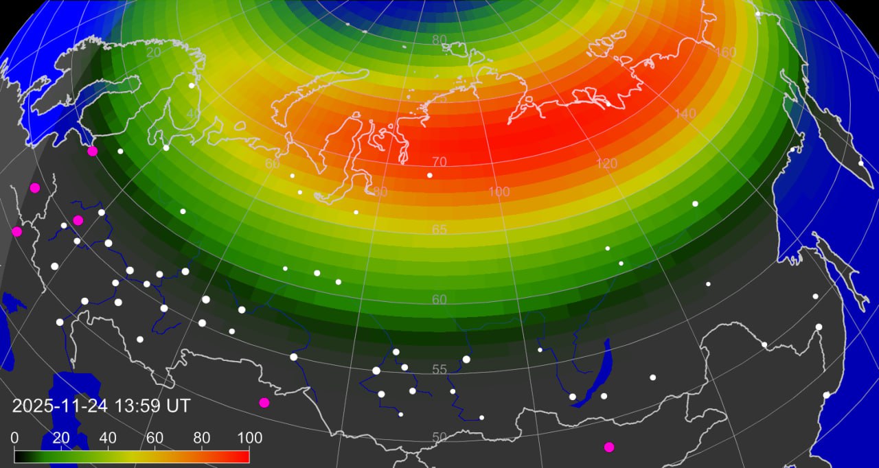 Над территорией России 24 ноября 2025 года наблюдается быстрый рост зоны полярных сияний сообщают в лаборатории солнечной астрономии Института космических исследований и Института солнечно земной физики РАН Нижняя граница сияний опустилась до широт около 55 градусов что охватывает Москву Казань и Нижний Новгород Космические аппараты фиксируют рост температуры и скорости солнечного ветра магнитных бурь пока нет однако они обычно возникают с задержкой в несколько часов moscowlenta