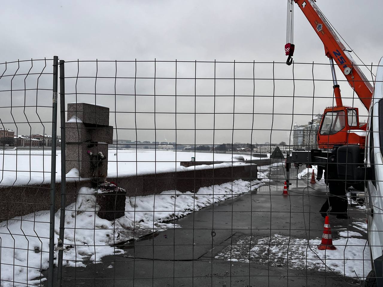 В Петербурге установку забора около памятника жертвам политрепрессий объяснили ремонтом Временный забор около памятника на Воскресенской набережной обнаружили петербуржцы которые хотели положить к монументу цветы во вторую годовщину смерти политика Алексея Навального Как объяснили Ротонде в Мостотресте они проводят перекладку камней на гранитном спуске В организации заверили что с сегодняшней датой работы никак не связаны Более того их начали ещё на прошлой неделе Несмотря на зимние холода Мостотрест неустанно трудится над сохранением архитектурного наследия города написали в группе организации администраторы сообщества Издание МР7 уточняет что около памятника дежурят полицейские Они увели молодого человека который оставил рядом с монументом икону портрет и розы после смерти политика не исключили из списка террористов и экстремистов