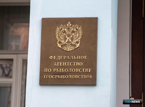 В Арбитражном суде Москвы появился новый иск Росрыболовства к камчатскому предприятию Витязь Авто Сумма требований снова около 1 9 млрд рублей Дело пока не принято к производству детали иска не раскрываются Известно лишь что к процессу предлагают привлечь ВНИРО Центр мониторинга рыболовства и Россельхознадзор Если иск окажется отдельным а не продолжением старого спора совокупные претензии к компании превысят 3 9 млрд рублей Конфликт между регулятором и предприятием начался из за невыполнения условий инвестквот Завод в 2020 2021 годах не обеспечил требуемый показатель не менее 70 готовой продукции от объёма вылова минтая и сельди Росрыболовство посчитало это нарушением договора и добилось через суд штрафа в 1 986 млрд рублей Предприятие решение оспорило В августе Верховный суд отменил санкции и направил дело на пересмотр отметив что аргументы о технологических потерях при переработке требуют более тщательной оценки На этом фоне новый иск воспринимается как продолжение давления на компанию которая остаётся одним из крупных переработчиков на западном побережье Камчатки Витязь Авто управляет заводом мощностью около 120 тонн в сутки и играет заметную роль в региональной рыбной отрасли