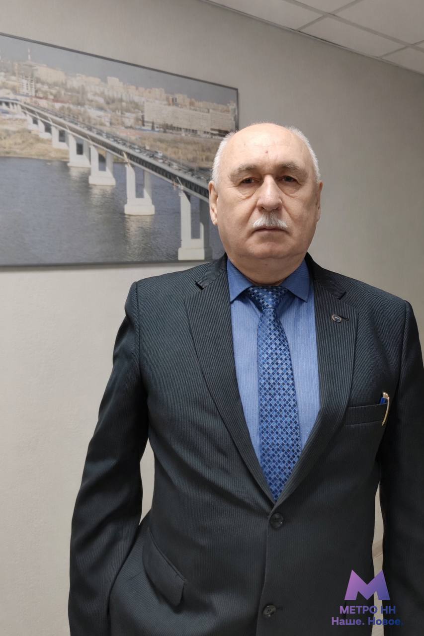 Главного по метро в Нижнем представили народу МетроНН показал фото нового гендиректора ГУММиДа Анатолия Агеева Как рассказали в телеграм канале коллеги называют Агеева человеком старой закалки а в Нижнем 68 летний специалист сосредоточится на внедрении современных технологий в строительстве Работал в таких известных компаниях как Мосинжпроект и Новосибирскметрострой отвечал за реализацию крупных инфраструктурных проектов включая строительство новых линий метрополитена и модернизацию тоннельных сооружений аэропорта Шереметьево добавили метростроевцы Подпишись Предложи новость