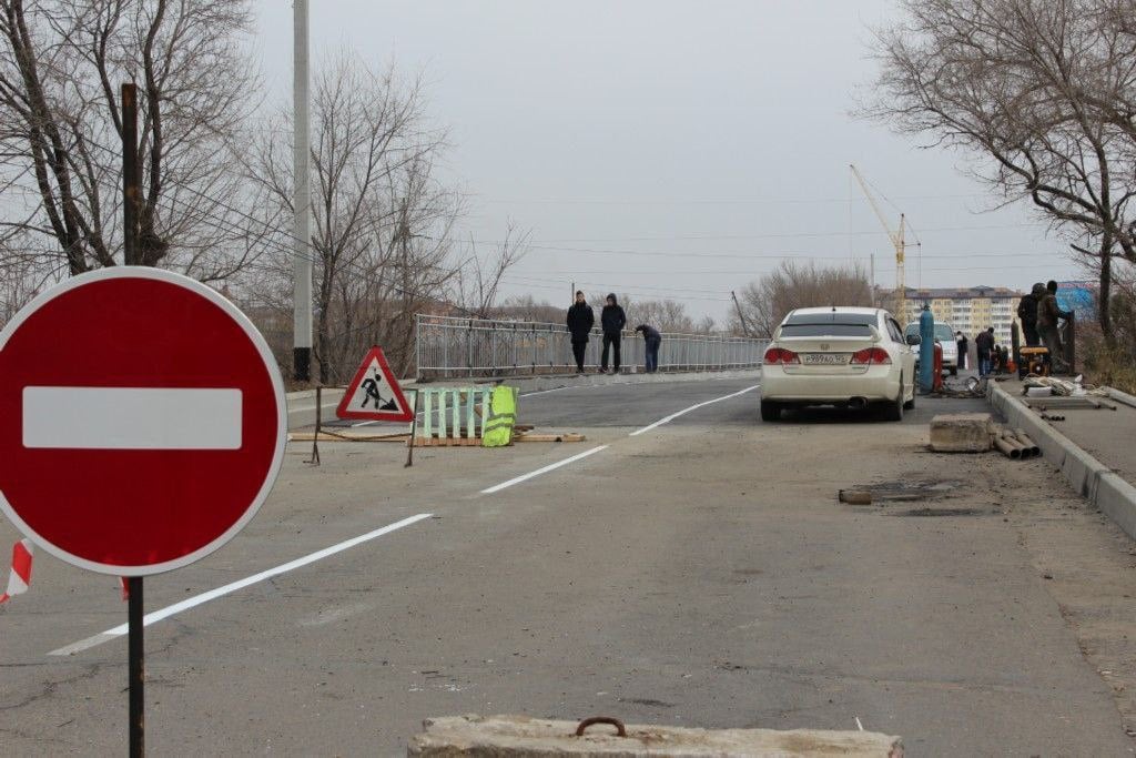 На улице Чичерина ожидаются перемены.   В Приморье построят новый мост за миллиард МКУ «Служба единого заказчика-застройщика» Уссурийска объявила новый тендер на реконструкцию дороги по улице Чичерина, в том числе моста через реку Раковка, сообщает ИА DEITA.RU. Начальная стоимость контракта составляет 1 094 840 171,12 рублей.Согласно документации, работы охватят участок от 1+800 км до 3+000 км, включая строительство моста. Начало работ запланировано на 1 апреля 2025 года, а окончание — на 1 ноября 2027 года.  Подрядчик обязан будет выполнить широкий спектр работ. Среди которых возведение конструкций, устройство дорожного полотна, трубопроводов, наружных инженерных сетей, строительство моста, установка знаков и благоустройство территории. При этом согласно графику работ демонтаж моста запланирован на 2026 год.  Прислать новость:     Ссылка на Чат