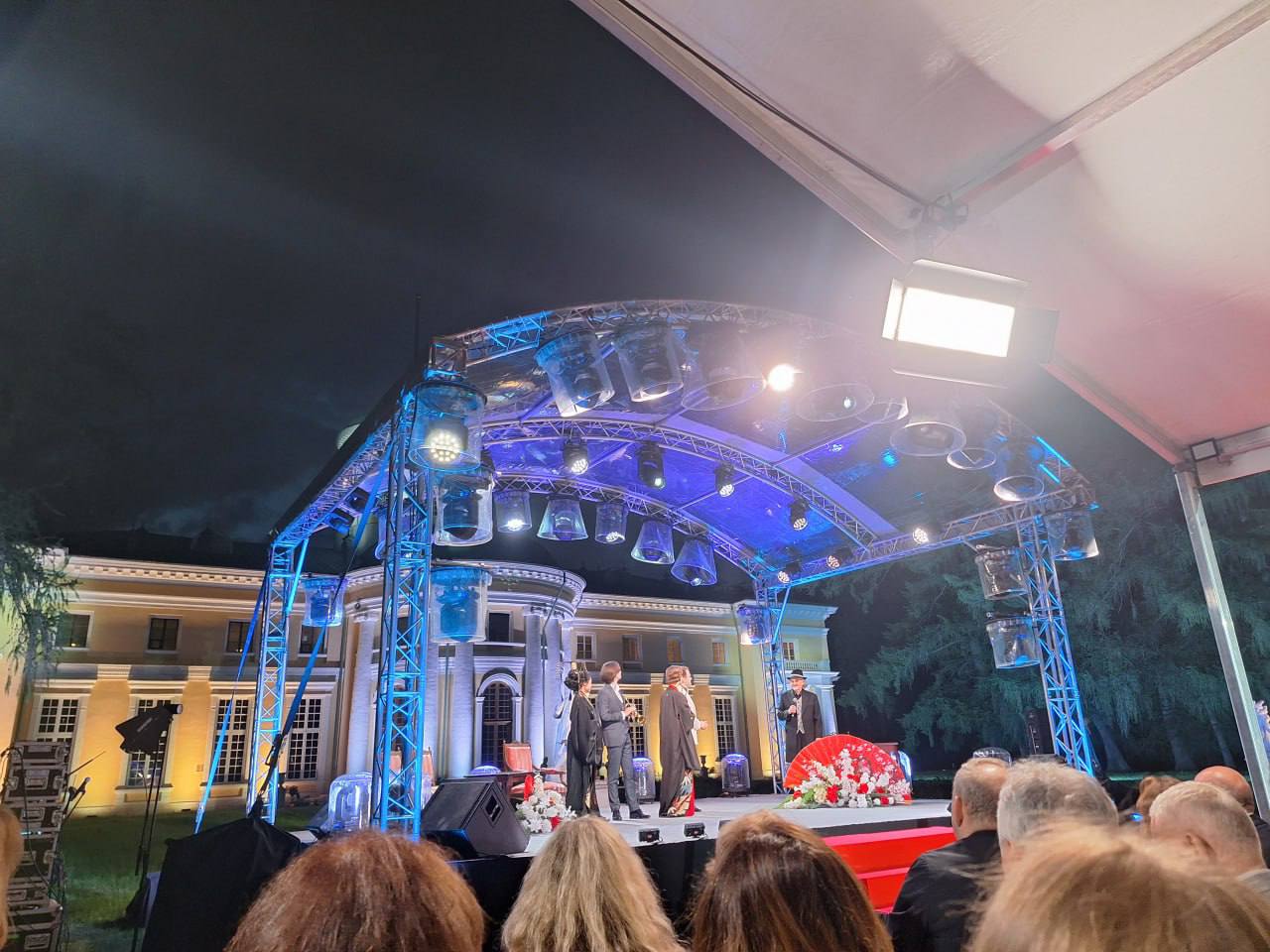 В «Архангельском» прошла церемония вручения премии «Хрустальная Турандот» Награды получили спектакли Театра им. Вл. Маяковского, «Ленкома Марка Захарова», Театра им. Евг. Вахтангова и Театра Наций. Церемония вручения Первой театральной премии «Хрустальная Турандот» прошла в музее-заповеднике «Архангельское» в четвёртый раз. Награды за лучшие театральные работы сезона 2024/2025 вручали «папина дочка» Лиза Арзамасова и артист Московского театра оперетты Александр Бабик.