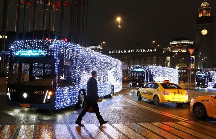 Москва не планирует расставаться с праздничной атмосферой: ее продлит «новогодний» транспорт   Трамваи и электробусы с гирляндами будут курсировать до 1 марта, а вагоны метро с тематическим оформлением останутся на линиях до конца января.   Максим Ликсутов рассказал, что за время новогодних праздников Дептранс организовал более 35 мероприятий и раздал 20 тысяч подарков. А бесплатный каток на Северном речном вокзале уже посетили 6 тысяч гостей — кстати, если не успели покататься, он будет работать до 2 марта    ШЭР / Подписаться