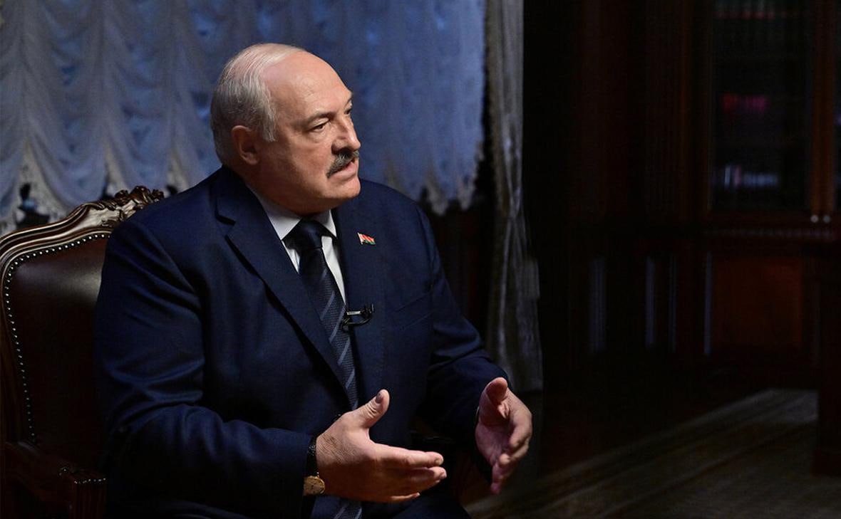 Лукашенко заявил, что не планирует выдвигаться на новый президентский срок  Нет, я сейчас уже не планирую, уже не планирую [прим. выдвигаться в президенты страны], — сказал он в интервью Time.  Он заявил, что не хотел участвовать даже в последних выборах, но «был поставлен вопрос так, что я предатель, сбежать хочу». Из-за этого Лукашенко пришлось остаться в политике.    Он также сказал, что не видит своего сына Николая в большой политике, и попросил не называть его своим преемником.  В начале 2025 года Лукашенко в седьмой раз победил на президентских выборах. Согласно конституции, Александр Григорьевич будет занимать должность до 2030 года. Он является главой государства с 1994 года.   #ПолитикаМИР