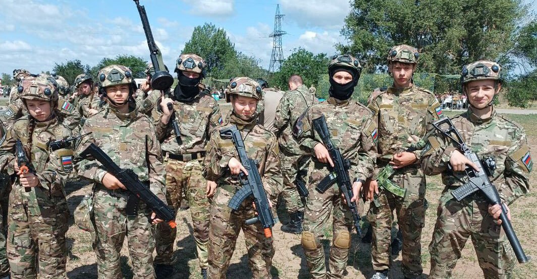 Сборная команда «Пламя надежды» из Бердянска успешно прошла отборочный этап Всероссийской военно-спортивной игры «Зарница 2.0» в Волгограде.    В отборе участвовали школьники из разных городов России — как мальчики, так и девочки. Финал игры «Зарница 2.0» состоится в сентябре. Команда из Бердянска готовится к новым испытаниям и рассчитывает на победу.  #ЗАНмолодежка  Фото: Официальный Телеграм-канал администрации Бердянска     , VK и ОК и читайте новости на нашем сайте
