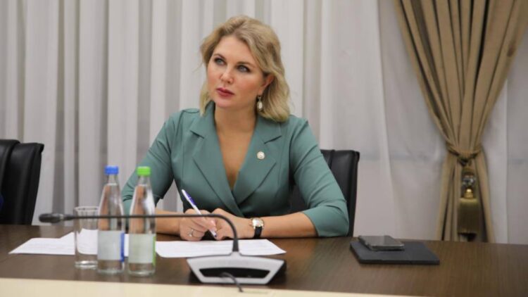 В Татарстане предложили обязательную медиацию для семей, решивших развестись Уполномоченный по правам ребенка в Татарстане Ирина Волынец инициировала законопроект, согласно которому медиация станет обязательной для семей с детьми, не способных мирно договориться о разводе. Волынец отметила, что медиация — это процесс, в котором нейтральный посредник помогает сторонам найти решение конфликта, передает "Татар-информ". Также она рассказала о программе «Школа осознанного родительства», которая помогает улучшить отношения как между родителями, так и с детьми. Участие в курсе бесплатное и проходит в очном формате. Более 1 тыс. общеобразовательных учреждений уже подключились к программе, и свыше 90% участников отметили улучшение отношений. Волынец подчеркнула, что любые школы могут присоединиться к «Школе молодого родительства», и работа в этом направлении продолжается. Подписаться Сообщить новость