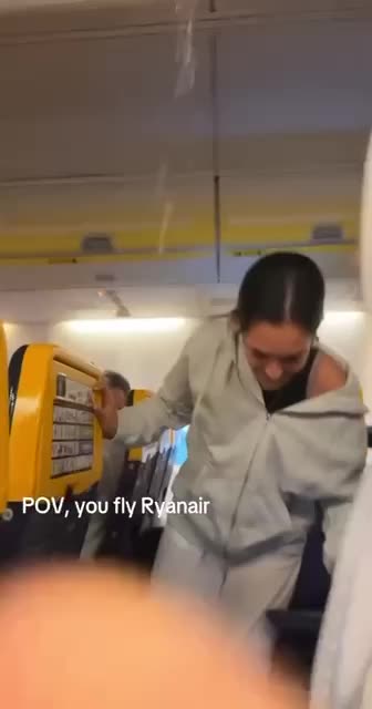 Пассажирки Ryanair стали жертвами разбившихся бутылок с вином во время жесткой посадки