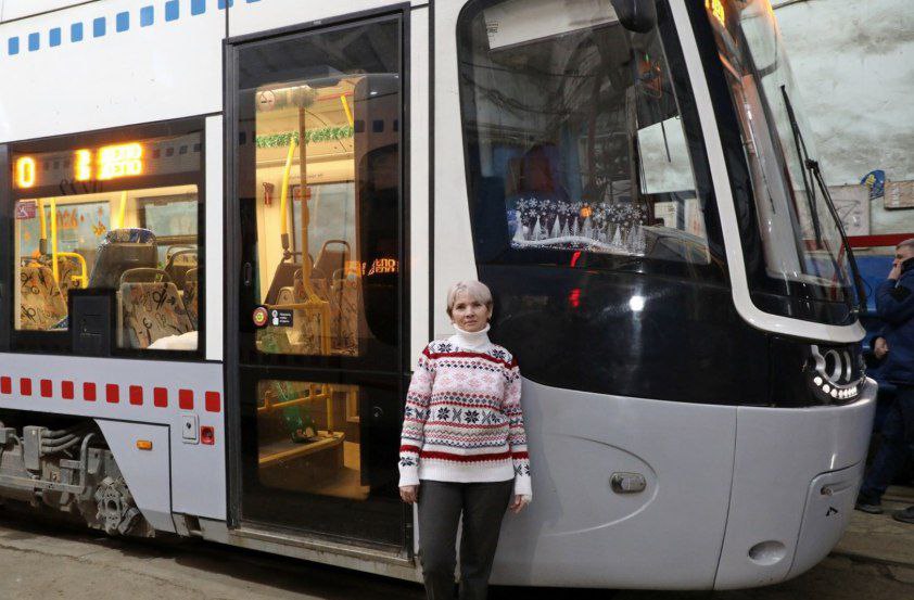 По Уфе начали ходить новогодние трамваи и троллейбусы Электротранспорт участвует в традиционном конкурсе Новогоднее волшебство где будет выбрано самое оригинальное и красивое оформление Фото мэрия Уфы Спутник FM Уфимская Волна