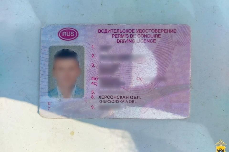 Сотрудники ГИБДД задержали водителя с поддельными правами в Херсонской области В Херсонской области инспекторы ГИБДД пресекли попытку использования поддельного водительского удостоверения. Проверка немедленно показала, что документы – грубая фальшивка. «Сотрудники госавтоинспекции отделения МВД России «Ивановское» в ходе несения службы на автодороге Херсон – Мелитополь остановили автомобиль «Лада» под управлением 29-летнего местного жителя. Молодой человек предъявил инспекторам водительское удостоверение, но при проверке по базам данных было сразу установлено, что документ с таким номером выдан жительнице другого региона России», - сообщает ГУ МВД России по Херсонской области. Водитель признался, что нашел в Интернете объявление о «быстром и легальном» оформлении прав, связался с продавцом и после оплаты получил поддельное удостоверение по почте. В отношении мужчины составлен административный протокол за управление машиной без прав. Поддельный документ изъят и направлен на экспертизу. Если факт использования подделки подтвердится, то водителю грозит уголовная ответственность с возможным лишением свободы на срок до года.