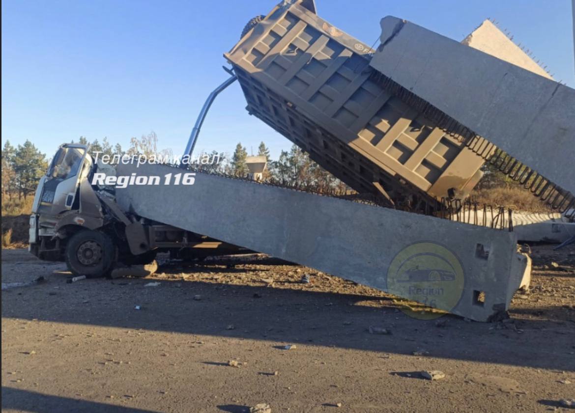 В Татарстане грузовик снес строящийся мост на М-12   По словам очевидцев, водитель забыл опустить кузов и снес пешеходный мост возле деревни Усаева.       Подписаться на «Вечерку»