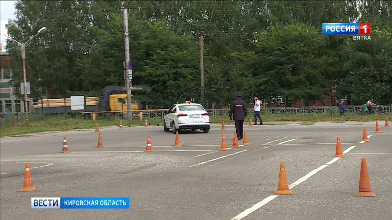 В Кирове впервые пройдет финал всероссийского конкурса «Лучший водитель такси в России» С 2018 года финал уже проходил в нескольких городах: в Сочи, Грозном, Чебоксарах, Казани. Нынче впервые участники итоговых испытаний встретятся в Кирове. Событие запланировано с 8 по 11 июля. Соглашение об этом подписано между Правительством Кировской области и АНО «Общественный совет по развитию такси»