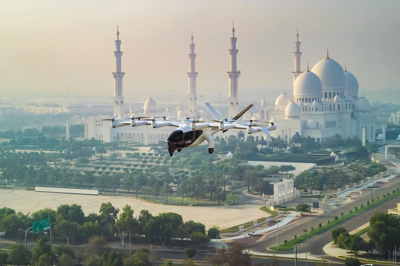 Archer начала лётные испытания аэротакси Midnight в Абу-Даби  Американская компания Archer Aviation сообщила, что провела первый полёт своего электрического аппарата вертикального взлёта и посадки  eVTOL  Midnight в Абу-Даби. Испытание прошло в аэропорту Аль-Батин  AZI/OMAD  в условиях жары, высокой влажности и песчаной пыли — с прицелом на запуск коммерческой эксплуатации в регионе.  Цель — подтвердить надёжность eVTOL-платформы в климате ОАЭ и собрать данные для сертификации. Посмотреть на испытательный полёт были приглашены представители высшего руководства Генерального управления гражданской авиации ОАЭ  GCAA , Инвестиционного офиса Абу-Даби  ADIO , Интегрированного транспортного центра, компаний Abu Dhabi Aviation, Abu Dhabi Airports и других партнёров Archer в регионе. Поддержку оказал Совет по умным и автономным системам  SASC .  После успешного испытания Archer планирует расширить программу лётных тестов Midnight в регионе, чтобы собрать больше данных для сертификации и последующего коммерческого запуска в ОАЭ и других ключевых рынках.  Archer видит в Абу-Даби первый рынок, готовый к внедрению городской воздушной мобильности, и планирует развивать присутствие в регионе. Аппарат Midnight рассчитан на перевозку четырёх пассажиров и пилота и ориентирован на короткие городские и пригородные маршруты.    AviaNews