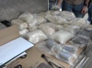 За провоз наркотиков в двигателе хабаровчанин проведёт в колонии 8,5 лет В Хабаровске осужден 40-летний участник организованной преступной группы, провозившей наркотики в запчастях. Осужденный вступил в ОПГ через мессенджер в декабре 2023 года. Он получал наркотики в Москве и отправлял их на Дальний Восток на поездах, маскируя в запчастях. Последнюю партию – 20 кг – он спрятал в тайнике в автомобильном двигателе, и выслал себе через транспортную компанию. В июне 2024 года при получении посылки, которую он планировал расфасовать и крупными партиями разложить по закладкам, он был задержан транспортными полицейскими. Во время обыска у мужчины изъяли 3 кг наркотиков разных видов. Деньги от наркоторговли он незаконно обналичивал через виртуальные криптовалютные счета. Суд признал его виновным в незаконном обороте наркотиков и "отмывании" денег. Как сообщила старший помощник Дальневосточного транспортного прокурора Елена Красноярова, подсудимый приговорен к 8,5 годам лишения свободы в колонии строгого режима со штрафом 40 тысяч рублей.