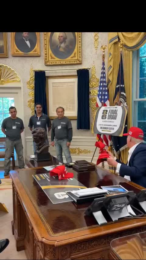Дональд Трамп подарил рабочим Белого дома кепки MAGA с советом продать их на eBay