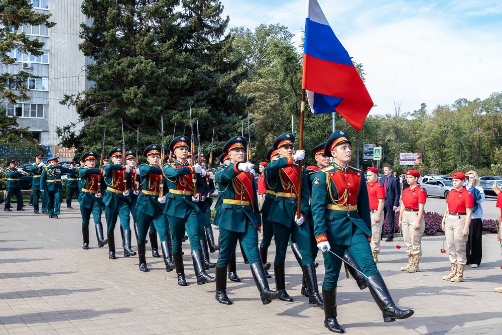 В Ростове прошла церемония возложения цветов к стеле «Ростов-на-Дону – город воинской славы»  В Ростове прошла церемония возложения цветов к стеле «Ростов-на-Дону – город воинской славы» на площади Воинской Славы. Мероприятие посвящено 275-летию донской столицы.    Как сообщается на сайте донского правительства, в возложении приняли участие заместитель полномочного представителя президента РФ в ЮФО Анатолий Сафронов, первый заместитель губернатора Ростовской области Игорь Гуськов, военные и правоохранители, администрация Ростова и городская дума, представители духовенства и ветеранских организаций, общественности, депутаты Госдумы и регионального парламента.    Во время церемонии была почтена память воинов, павших при обороне и освобождении Ростова во время Великой Отечественной войны.     «История Ростова – это история нашей страны. На барельефах мемориального комплекса «Город воинской славы» нашли свое отражение ратные и трудовые подвиги ростовчан, победы Советской армии над фашистскими войсками и окончательное освобождение донской столицы в 1943 году. Мы должны свято хранить память об этих эпохальных событиях. Наши земляки являются примером не только для нас, ныне живущих, но и для будущих поколений», – рассказал Игорь Гуськов.   Подписаться на "Новости Ростова"    Прислать новость