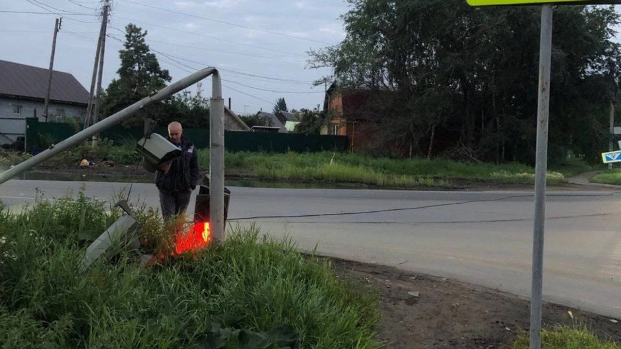 Стало известно почему в Омске не работал домашний интернет Сегодня утром омичи столкнулись с перебоями в работе домашнего интернета Проблемы начали фиксировать ещё в ночь на 2 сентября Как сообщили порталу Om1 в пресс службе Омских кабельных сетей сбои были вызваны внештатной ситуацией На пересечении улиц Южная и Мельничная в результате ДТП в 05 43 была сбита стойка светофора которая при падении повредила оптоволоконный кабель В результате происшествия порядка 34 МКД в районе улиц Мельничная и Школьный бульвар были без связи в течение трёх с половиной часов уточнили в компании Специалисты оперативно устранили поломку и к 09 25 связь полностью восстановили Фото пресс служба Омские кабельные сети Om1 Omsk
