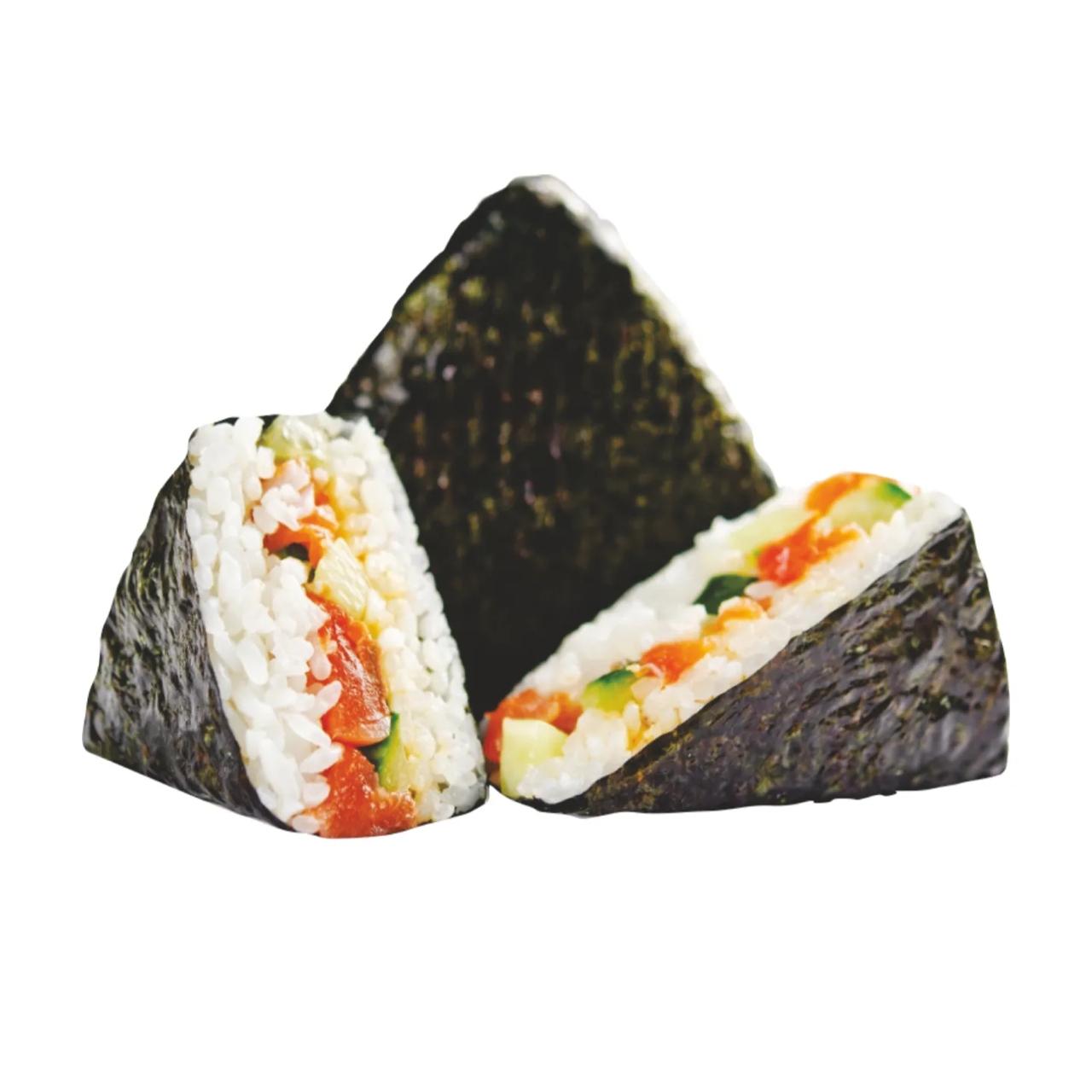 Россияне массово подсели на онигири Спрос на японские рисовые треугольники вырос на 30 и превратился в рынок на 18 млрд рублей в год Ежемесячно в стране съедают около 15 млн онигири на сумму 1 5 млрд рублей Бум начался неожиданно на Урале а не в Москве столица сейчас даёт только 10 15 продаж К 2030 году рынок может вырасти до 26 млрд но производители уже жалуются на дефицит поваров оборудование и проблемы с логистикой bezposhady