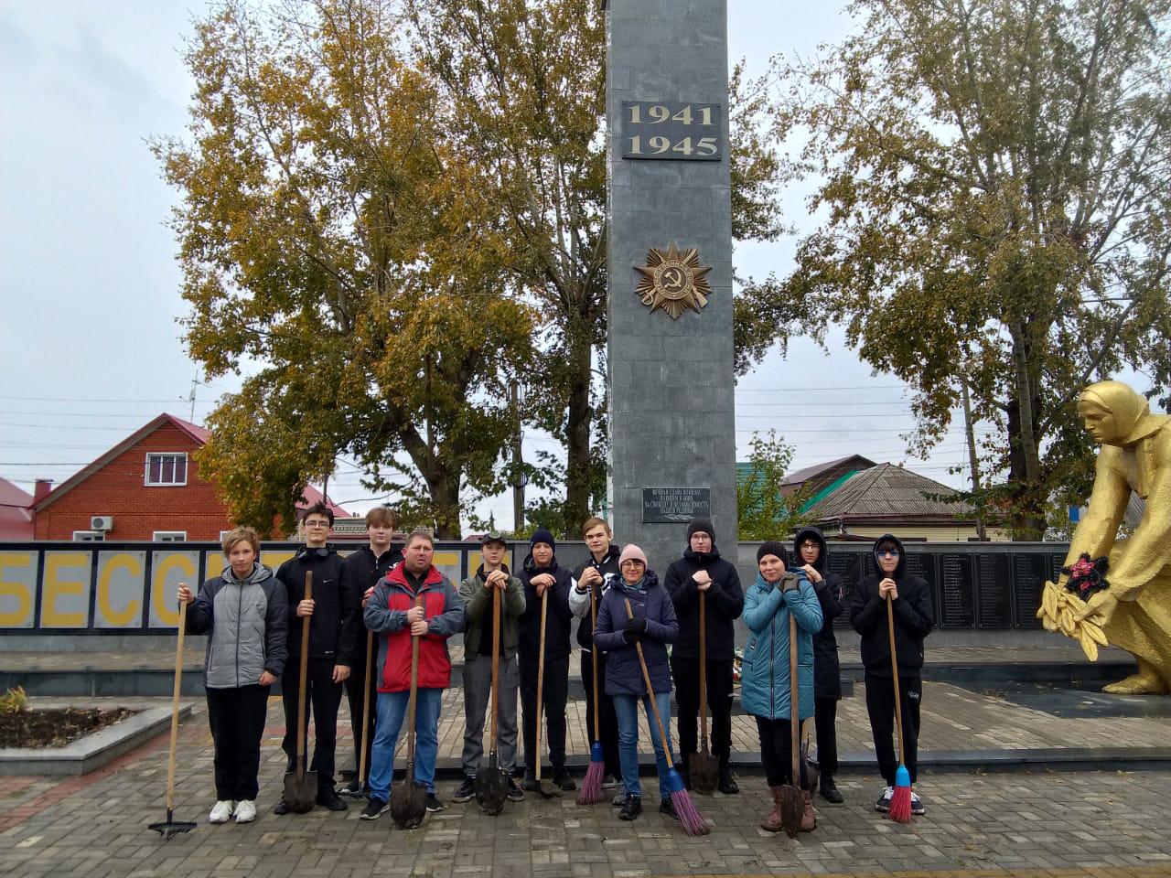 Школьники высадили тюльпаны на мемориале в микрорайоне Масловка   В прошедшую субботу ученики школы № 77 подготовили цветники у мемориала «Скорбящая мать» к 80-летию Великой Победы.   С энтузиазмом и заботой ребята трудились, чтобы территория вокруг памятника в весенний период стала более заметной и красивой. Однако не только красота цветников имеет значение – такие мероприятия способствуют формированию у детей ответственности за окружающий мир, любви к природе, воспитывают в подрастающем поколении чувство патриотизма и уважения к памяти тех людей, которым посвящен мемориал.