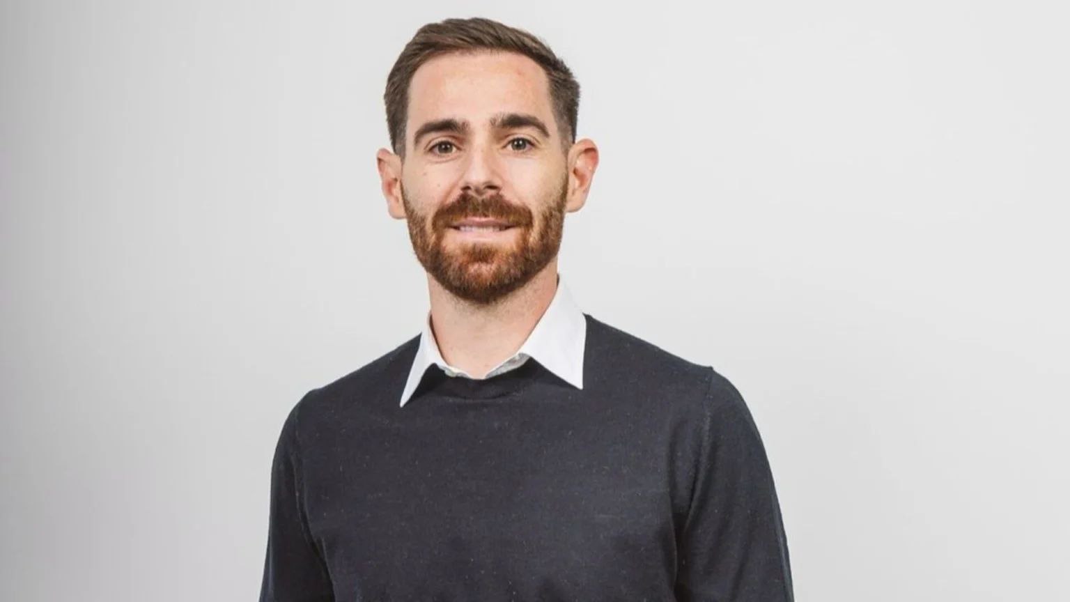 Жуан Норонья Лопеш кандидат в президенты Беефики имевший намерение назначить экс спортдира Спартака Томаша Амарала на аналогичный пост в лиссабонском клубе проиграл второй тур выборов Большинство голосов набрал действующий президент Бенфики Руй Кошта который теперь будет руководить клубом как минимум до следующих выборов в 2029 году