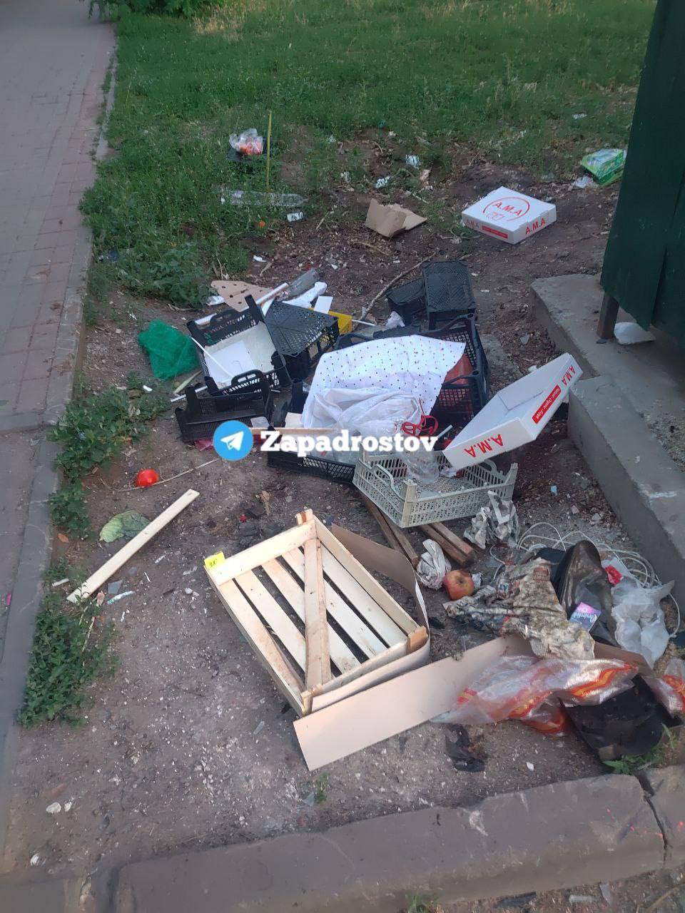 Жителей достала свалка мусора на углу Рабочей площади и улица Тренёва. «Ежедневная свалка ящиков и упаковок от овощного ларька. «Лично неоднократно видела, как они всё это бросают рядом с баками. Ларёк стоит через Тренёва, недалеко от следственного комитета» - пишет жительница