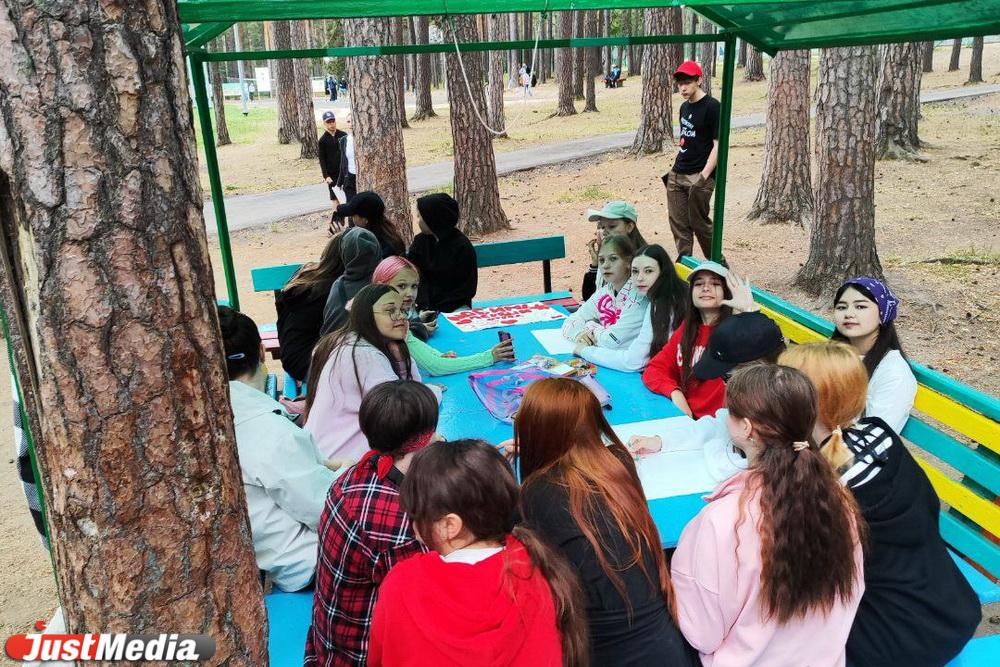 В Екатеринбурге осталось 32 путевки в загородные оздоровительные лагеря. Информацией об этом поделились в горадминистрации в разделе «Детская оздоровительная кампания» на сайте. На среду 18 июня остались путевки с оплатой полной цены или 95% от нее. Речь идет о четырех лагерях: «Красная гвоздика», «Салют», «Орленок» и «Чайка».   В лагерях с 95% от стоимости путевки осталось 23 места. Из них: — 14 мест в МБУ ДОЛ «Красная гвоздика» под Сысертью, третья смена; — 8 мест в ДОЛ «Салют» в Артемовском городском округе, третья смена; — 1 место в ДОЛ «Орленок» в Челябинской области, шестая смена.  Также можно приобрести 9 путевок по полной цене в МБУ ДОЛ «Чайка». Двухнедельный отдых там обойдется в 26,5 тысячи рублей.  Накануне мэр Екатеринбурга Алексей Орлов подтвердил представителям СМИ, что путевки в лагеря все еще есть:   «Их можно получить, если подать заявку на сайт [скорее всего, имелся в виду МФЦ]».