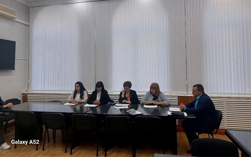 В администрации Пугачевского муниципального района состоялось очередное заседание рабочей группы Пугачевского муниципального района межведомственной комиссии Саратовской области по противодействию нелегальной занятости на котором обсуждались вопросы неформальной занятости и серой заработной платы В мероприятии приняли участие представители администрации налоговой службы государственной инспекции труда в Саратовской области и кадрового центра Пугачевского района Приглашенным индивидуальным предпринимателям разъяснили основы трудового законодательства и подчеркнули важность легализации трудовых отношений и повышения заработных плат