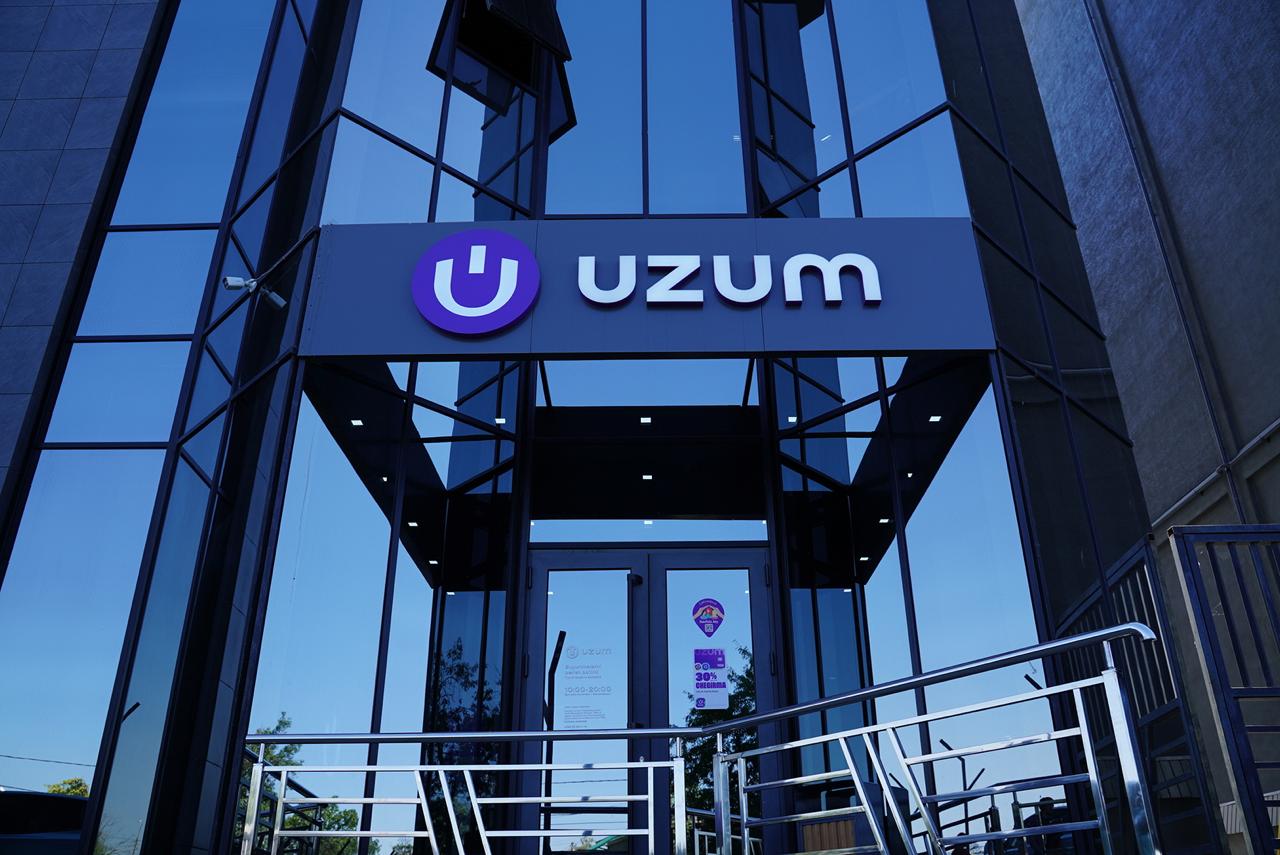 Ого Uzum продал все облигации О чём это говорит В марте Uzum выпустил 600 облигаций Их можно было купить на нашей фондовой бирже по цене от 500 млн сумов за штуку Это был рискованный шаг никто до этого не предлагал у нас такие дорогие бумаги да еще и в таком объеме Основная опасность заключалась в том что не найдется достаточно покупателей в Узбекистане не привыкли хранить деньги в облигациях Но Uzum не впервые прокладывает дорогу Компания как и три года назад рискнула и не прогадала весь выпуск успешно разместили Благодаря этому Экосистема привлекла более 300 млрд сумов Они пойдут на развитие финтех направления там большие планы Люди и компании получили новый инструмент сбережений и заработка Облигация предлагает доходность в 25 намного больше чем приносит недвижимость Фондовый рынок Узбекистана получил мощный boost за первые полгода объем торгов облигациями вырос до 493 млрд это на 726 больше чем было в 2024 м Новый слой Uzum изначально ориентировался на крупных институциональных инвесторов и самый большой пакет действительно купил банк Но в числе покупателей оказались и частные инвесторы и компании Это говорит о том что в Узбекистане формируется новый слой инвесторов тех кто готов вкладывать крупные суммы в такие экзотичные для нас инструменты как облигации Завтра они могут пробовать и другие формы вложений в стартапы новые технологии нестандартные бизнес модели То есть появляется слой частных open minded инвесторов Он уже давно существует в США и Европе а сейчас размещение Uzum показало что он постепенно появляется и у нас P s Кстати облигации все еще можно купить но у тех кто купил её раньше Это называется вторичный рынок и там уже идут торги Если интересно обратитесь к какому нибудь брокеру он все объяснит Фото Uzum skartariss uzum компании