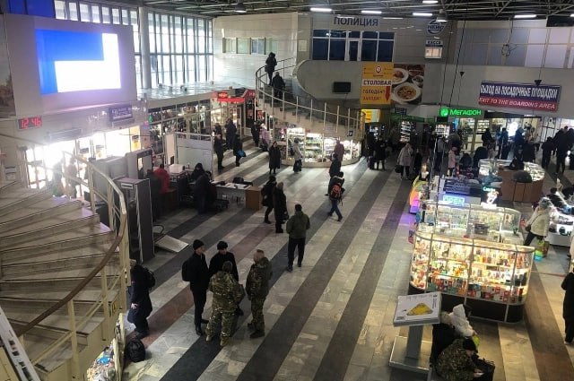 В Ростове на Дону автовокзал Центральный принимает меры защиты от дронов Ростовский автовокзал Центральный проводит оценку уязвимости к атакам беспилотных летательных аппаратов с целью усиления мер безопасности По результатам оценки вокруг автовокзала будут определены границы зон безопасности а также номенклатура специальных технических средств противодействия дронам Уровень защиты будет определен в рамках проектных работ по установке границ зон безопасности Предпринимаемые меры соответствуют требованиям федерального закона О транспортной безопасности и постановления правительства РФ 588 Об особенностях защиты от актов незаконного вмешательства с использованием беспилотных летательных аппаратов объектов транспортной инфраструктуры В качестве средств защиты в частности рассматривается возможность использования растягивающихся улавливающих сетей подобных антидроновым сетям Дарвин которые уже применяются на других объектах критической инфраструктуры Данные сети используют особый тип плетения снижающий силу удара дрона и вероятность детонации взрывного устройства Автовокзал Центральный в Ростове был открыт летом прошлого года на территории старого ростовского аэропорта инвестиции в проект превысили миллиард рублей Подпишись на aifrostov