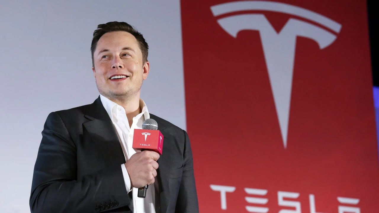 Илон Маск обратился к сотрудникам Tesla с просьбой сохранить акции компании, несмотря на их падение на 40% с начала года.  Спрос на электрокары Tesla стремительно снижается в ключевых регионах рынка: в Европе продажи упали в январе на 45% г/г, в Китае в феврале — на 49% г/г. Аналогичная тенденция в США: если в 2022 году на Tesla приходилось 75% рынка, то в 2024 году — менее 50%.  Одна из причин слабых продаж в начале года — остановка производственных линий для запуска обновлённой Tesla Model Y, но основной негатив связан именно с политической карьерой Маска. По всему миру фиксируют нападения на дилерские центры и зарядные станции Tesla, а призывы отстраниться от администрации Трампа и сосредоточиться на бизнесе звучат всё чаще.