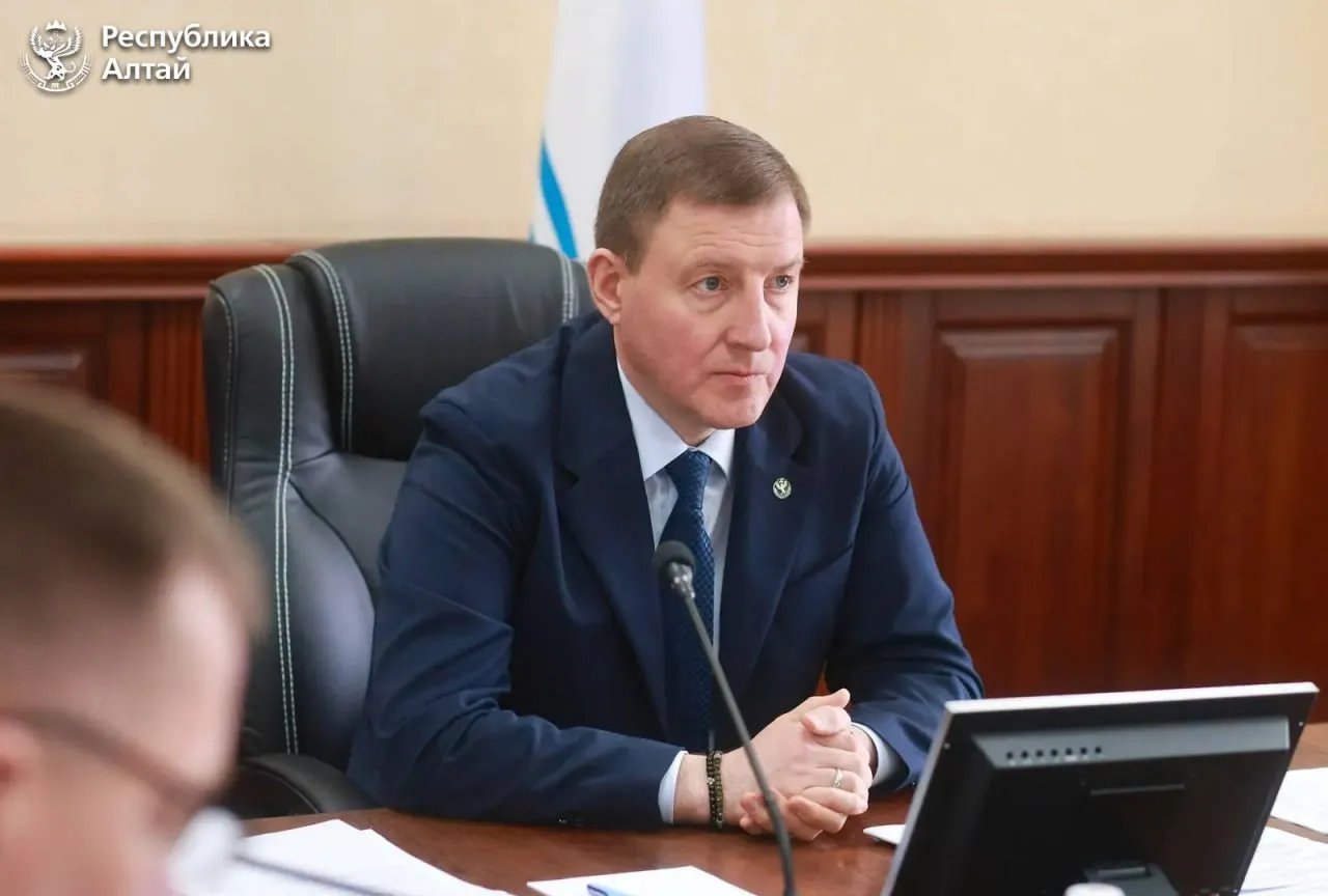 Глава Республики Алтай Андрей Турчак подвел первые итоги введения ограничений на продажу алкоголя которые действуют в регионе с 1 марта 2026 года По его наблюдениям результаты оказались неоднозначными наливайки прикрываются деятельностью общепита а жалобы на их работу не снижаются Руководитель региона призвал правоохранительные органы самым жестким образом реагировать на подобные нарушения   www bankfax ru news 165977