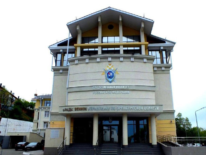 Оренбург Медиа Вятки от риелторов СК возбудил дело на семерых сотрудников Росреестра По данным следствия с 2018 года чиновники за деньги ускоряли регистрацию сделок с недвижимостью в Оренбургской области Региональный СК возбудил уголовные дела в отношении семи сотрудников Управления Росреестра после оперативной разработки управлением экономической безопасности регионального УМВД Чиновников обвиняют в систематическом получении взяток от риелторов и частных лиц за ускоренное оформление сделок с недвижимостью Преступления они совершали на протяжении нескольких лет с 2018 по 2025 год По версии следствия сотрудники Росреестра организовали схему в рамках которой за незаконное вознаграждение предоставляли преференции при оказании государственных услуг В обмен на деньги они обеспечивали подробнее на канале Оренбург Медиа