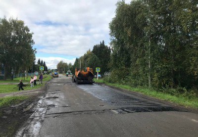 В Омской области отремонтировали дорогу с выбоинами    Прокуратура заставила местную администрацию отремонтировать ее за 1,8 млн руб.    Житель села Знаменское Омской области обратился в прокуратуру из-за некачественной дороги на улице Первомайская. Надзорный орган провел проверку. Подробнее читайте в материале.