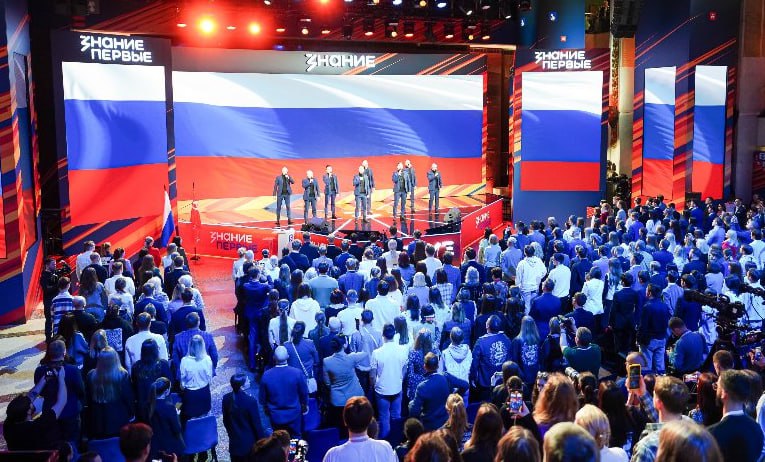 Главный просветительский общероссийский марафон Знание Первые пройдет в 11 городах страны Марафон Знание Первые стартует 26 сентября В этот день программа развернется в одиннадцати городах России Центральной площадкой марафона станет Москва где просветительские лекции продлятся до 28 сентября Участие в марафоне примут выдающиеся люди страны от представителей власти до деятелей искусства Организатор марафона общество Знание при поддержке ГК Росатом Марафон Знание Первые главное просветительское событие страны По традиции он охватывает всю Россию и проходит в разных регионах давая молодежи возможность приобщиться к новым знаниям и опыту выдающихся лекторов 26 сентября центральной площадкой марафона станет Москва и в этот же день программа развернется в 10 городах охватив каждый федеральный округ страны Челябинске Саранске Нижнем Новгороде Твери Нарьян Маре Красноярске Хабаровске Грозном а также Ростовской области и Донецкой Народной Республике Подробнее