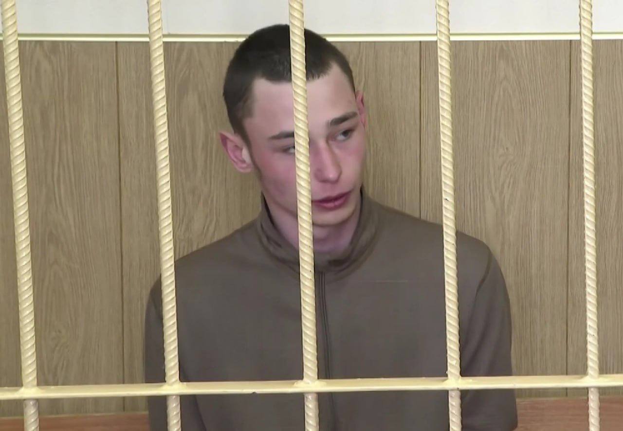 В Петербурге начался суд над военным убившим полицейского в Кингисеппе Военный суд начал рассматривать дело 20 летнего Руслана Тимофеева обвиняемого в посягательстве на жизнь сотрудника правоохранительных органов Он признал вину в полном объёме и отказался от адвоката Уроженец Сланцев во время срочной службы заключил контракт с Минобороны РФ и был принят в военную полицию в части в Каменке Оттуда он сбежал в самоволку в Кингисепп и апрельским утром 2025 го заинтересовал полицейского Дмитрия Семёновых От удара ножом в шею 24 летний работник МВД РФ умер на улице Убийца недолго прятался в лесу в родном районе Обвиняемый с детства состоял на учёте из за поведения ещё несовершеннолетним привлекался к уголовной ответственности побывал в спецучреждении и психиатрической больнице TodaySPb   Новости GradSPb   Места СПб