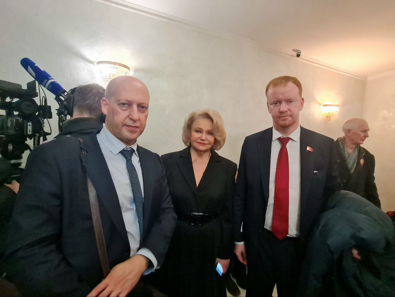 Депутат Государственной думы от КПРФ председатель комитета по защите семьи вопросам отцовства материнства и детства Нина Останина выступила свидетелем защиты на судебном процессе по делу координатора Левого фронта Сергея Удальцова В ходе заседания Останина сообщила что знакома с Сергеем Удальцовым с 1996 года Отвечая на вопросы адвоката Дмитрия Аграновского она охарактеризовала подсудимого как яркого и заметного политика который неизменно привлекал внимание своими словами и поступками По словам депутата Удальцов всегда призывал своих соратников к сдержанности и ответственности предостерегая их от резких и необдуманных действий Как подчеркнула свидетель радикальных или экстремистских взглядов он не высказывал Нина Останина отметила что Удальцов как опытный политик осознавал риски возможного давления и понимал что формальные поводы могут быть использованы для уголовного преследования В своей политической деятельности он по ее словам опирался на марксистскую теорию Если бы не он координировал Левый фронт организация могла бы быть значительно более радикальной заявила депутат Отвечая на вопрос суда о позиции Сергея Удальцова по поводу специальной военной операции Останина сообщила что он считает её вынужденной мерой и принимал участие в оказании гуманитарной помощи Луганской и Донецкой народным республикам Также на судебном заседании присутствует депутат фракции КПРФ в Государственной думе Денис Парфёнов Уголовное дело Сергея Удальцова рассматривается во 2 м Западном окружном военном суде внесен в перечень экстремистов и террористов Росфинмониторинга